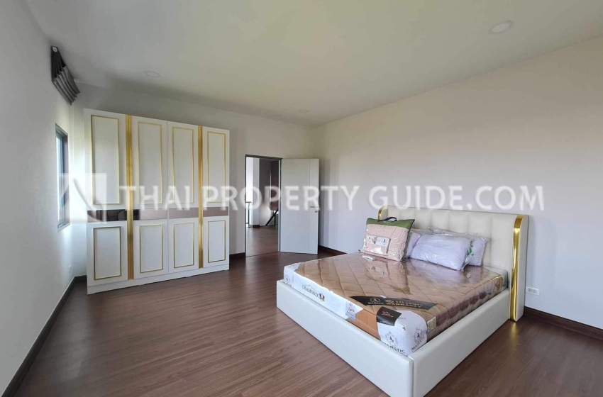 House with Shared Pool in Bangnatrad 